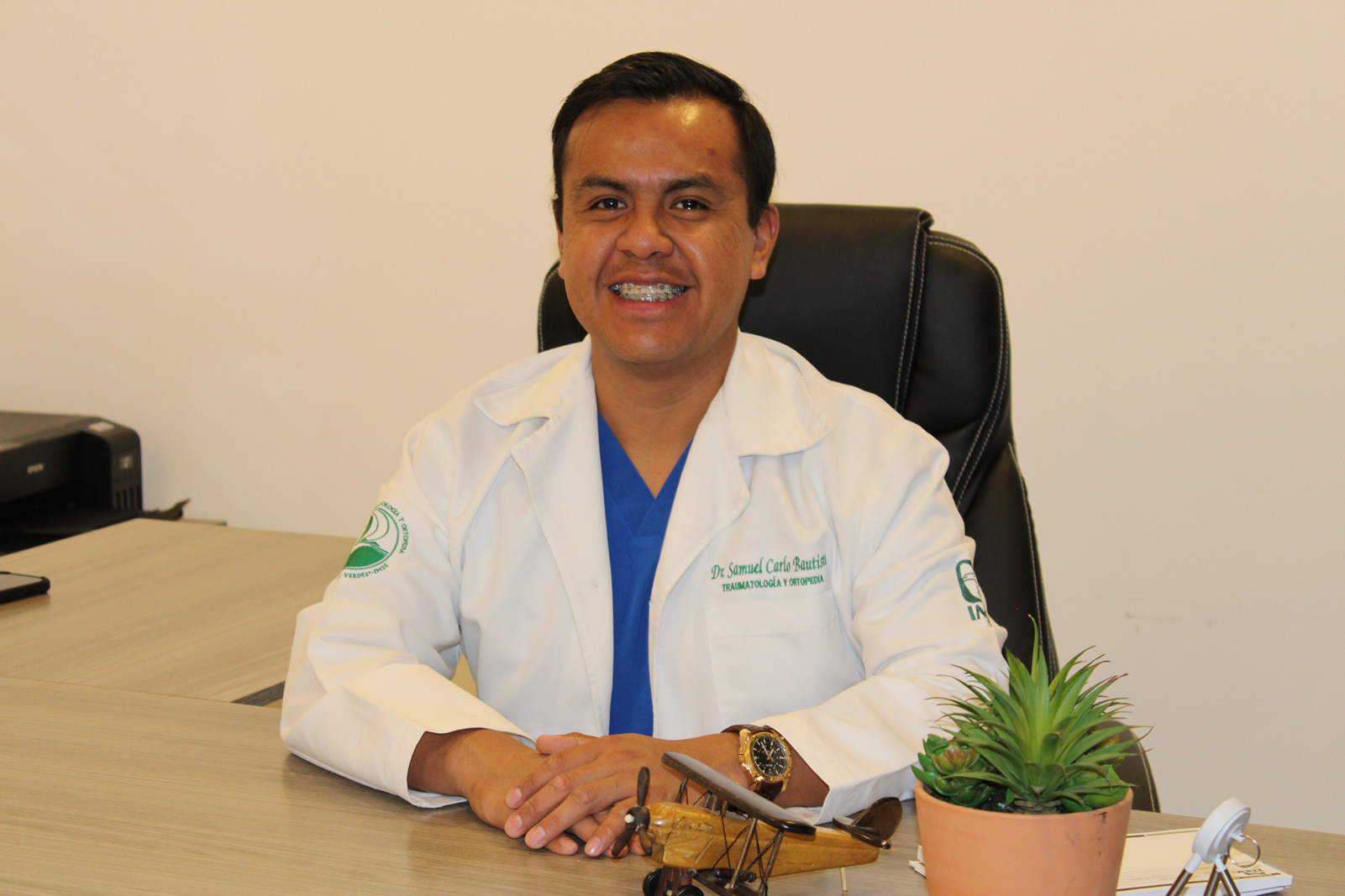 Dr. Samuel Carlo Bautista en consulta